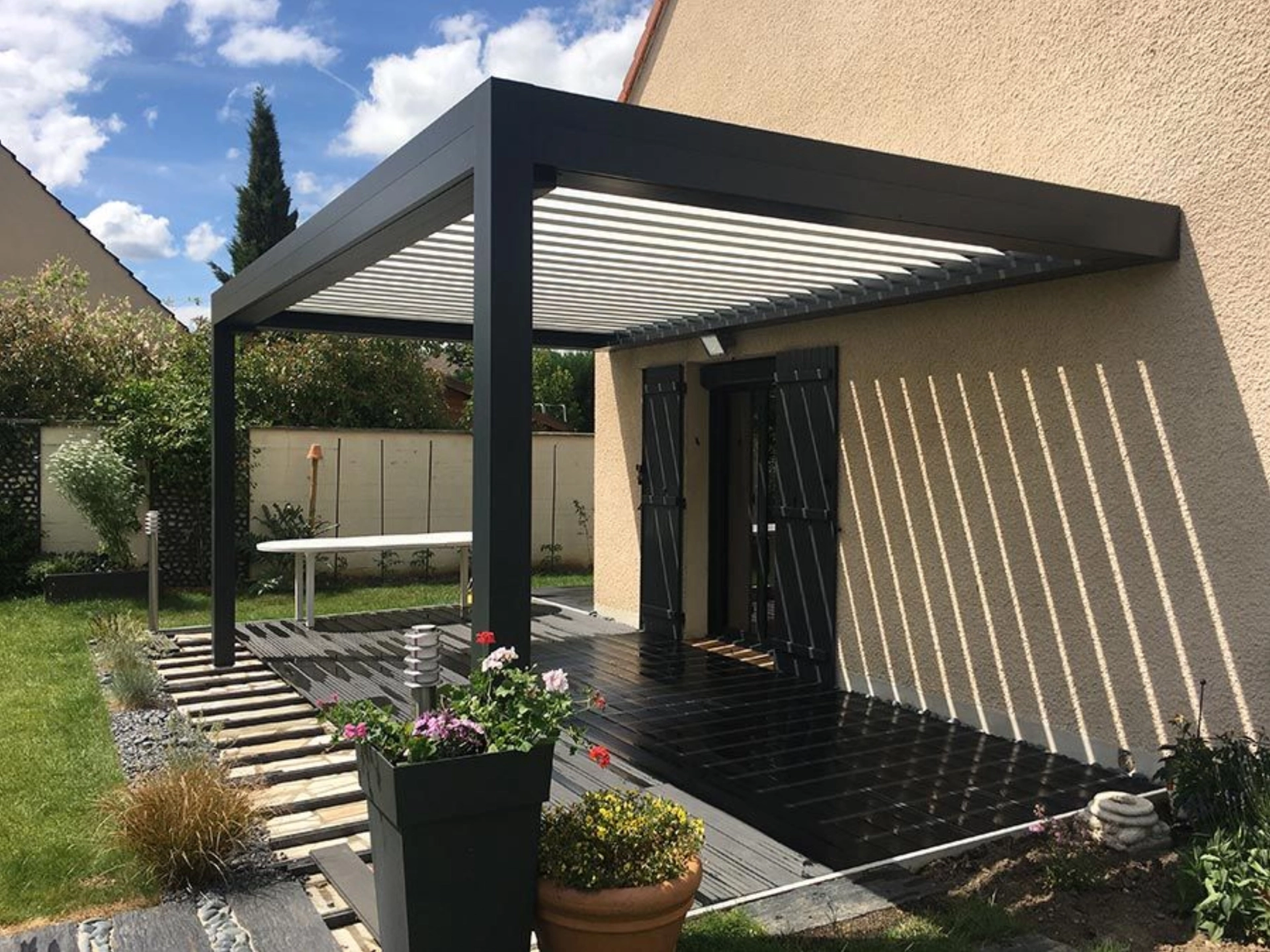 Pergola avec lames orientables motorisées