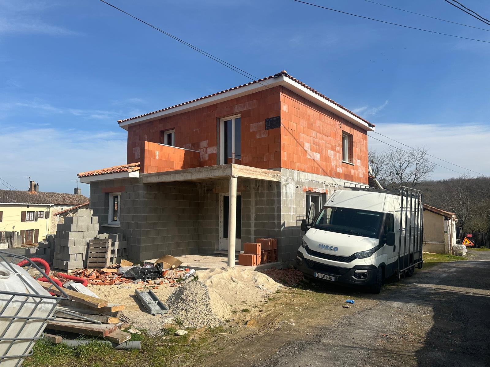 Fourniture et pose de menuiseries PVC sur une construction neuve