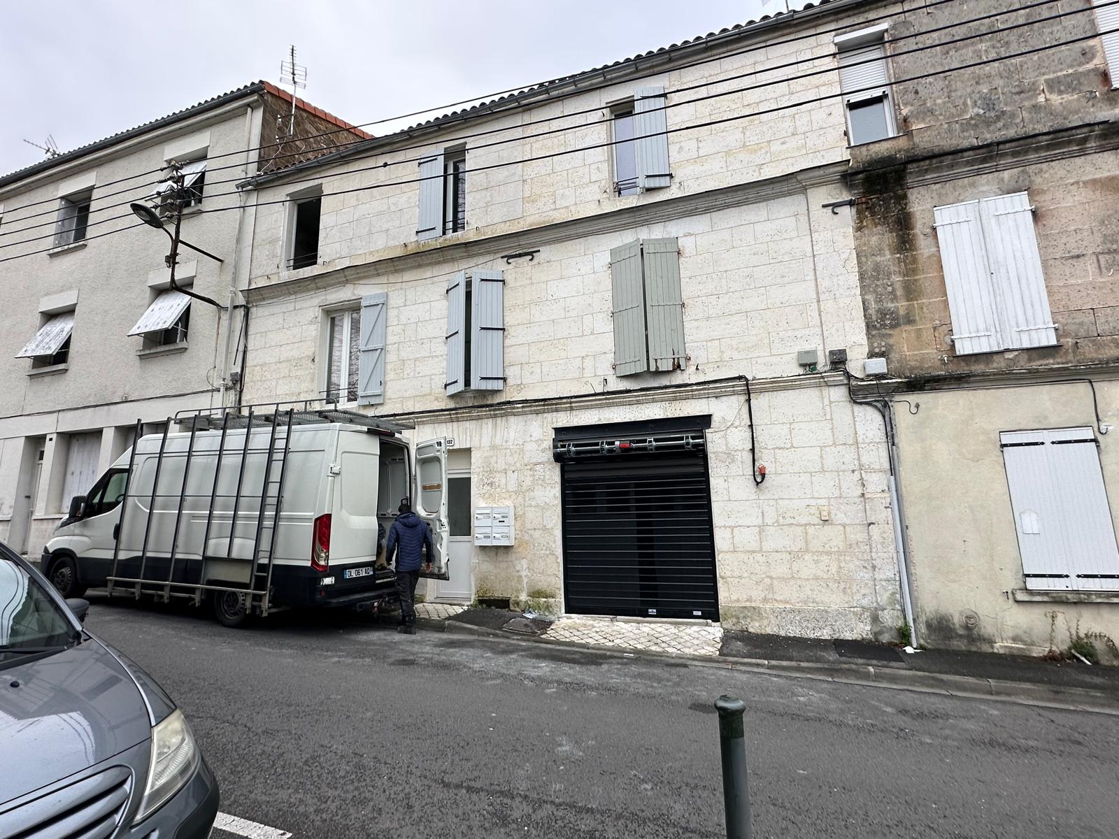 Installation d'un rideau métallique noir 9005 de chez La Toulousaine