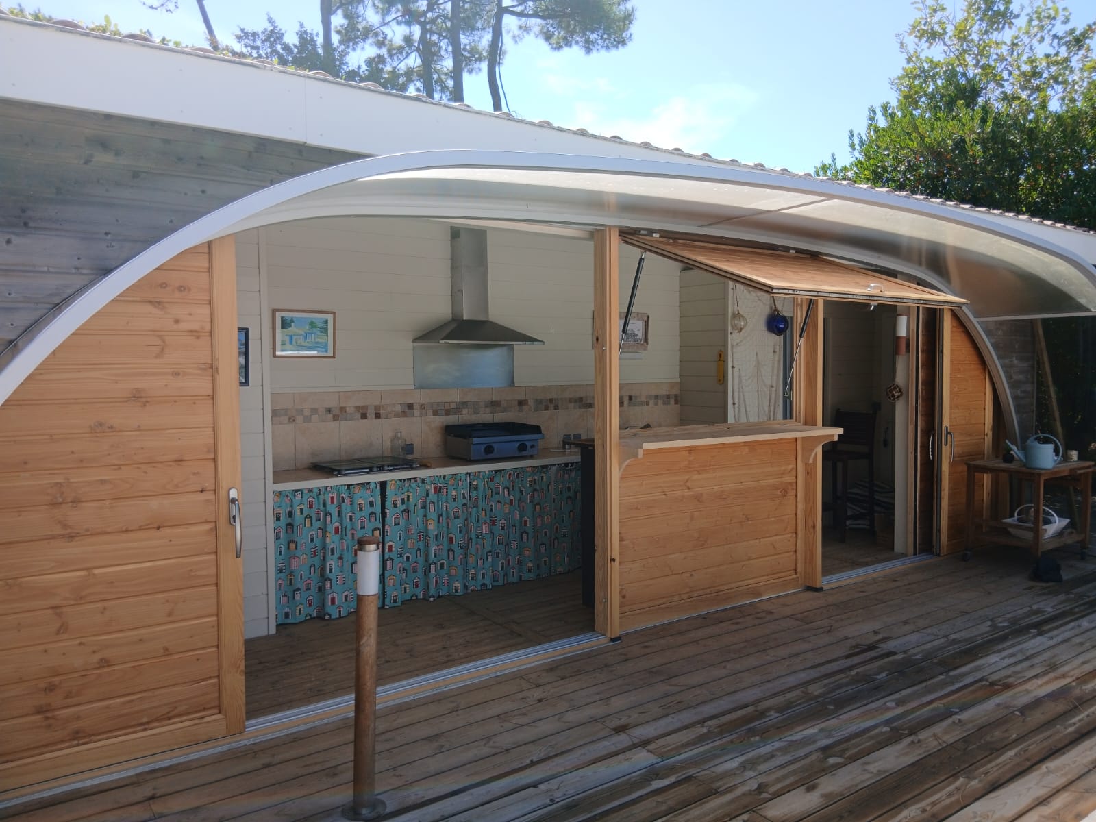 Fabrication et pose d’un double galandage en bois avec bar intégré à Lège-Cap-Ferret