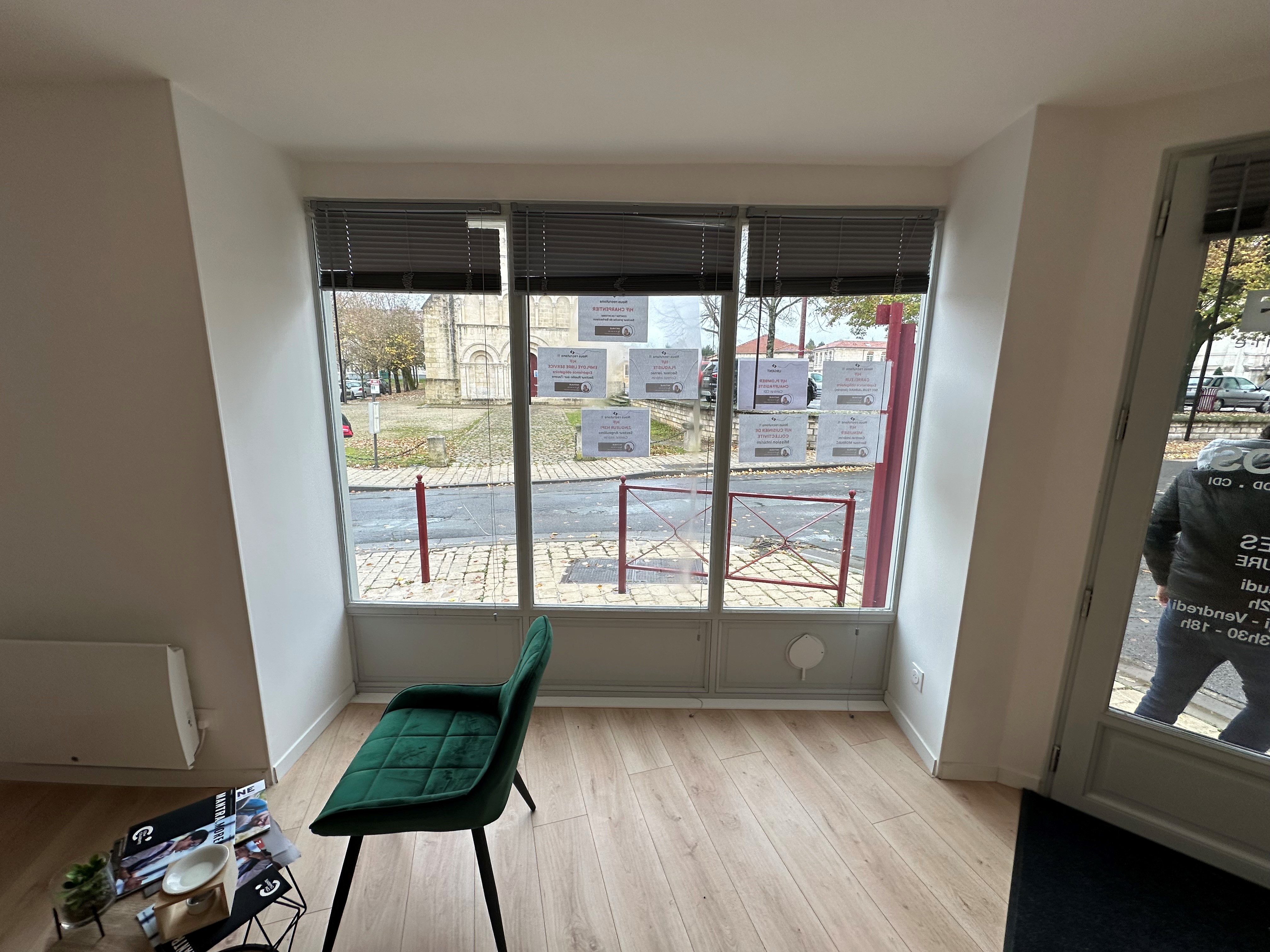 Modernisation et sécurité : remplacement de vitrages sur vitrine à Angoulême