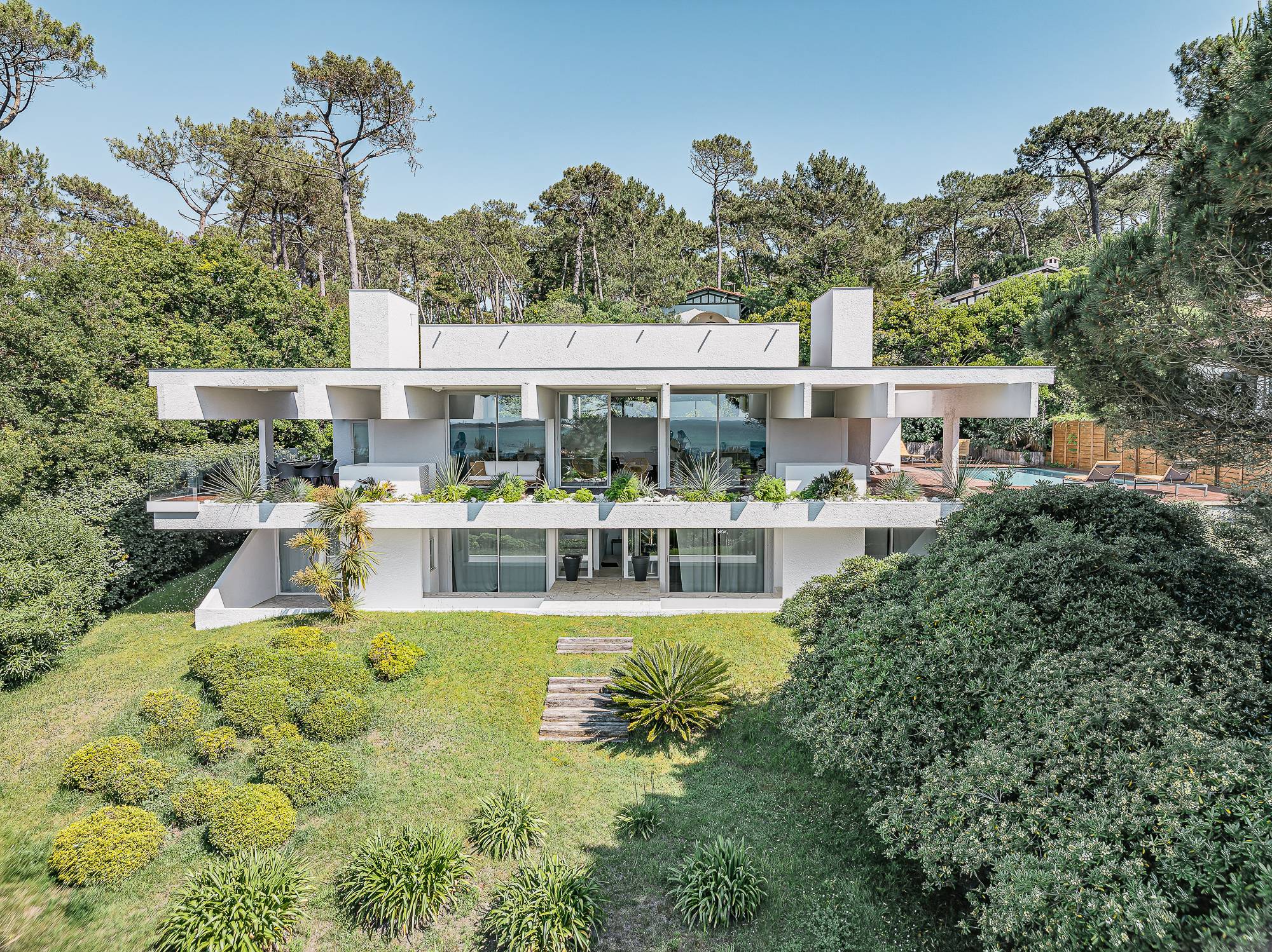 Baies vitrées panoramiques et villas du Pyla : jusqu’où peut-on ouvrir sans dénaturer la façade ?         