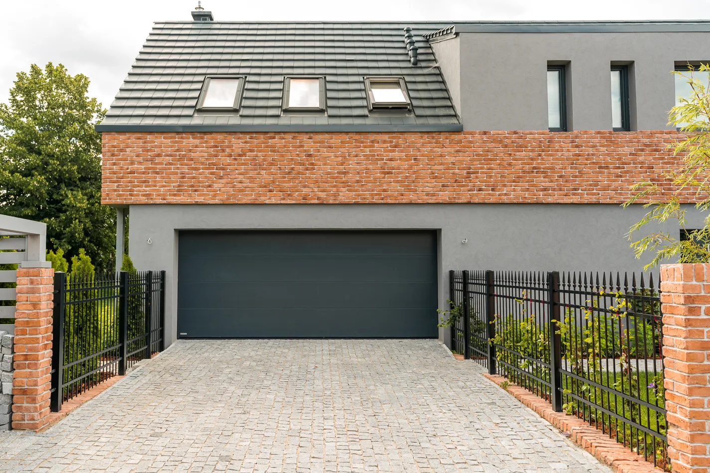 Finitions et coloris pour portes de garage : guide du catalogue Les Ouvertures de Demain