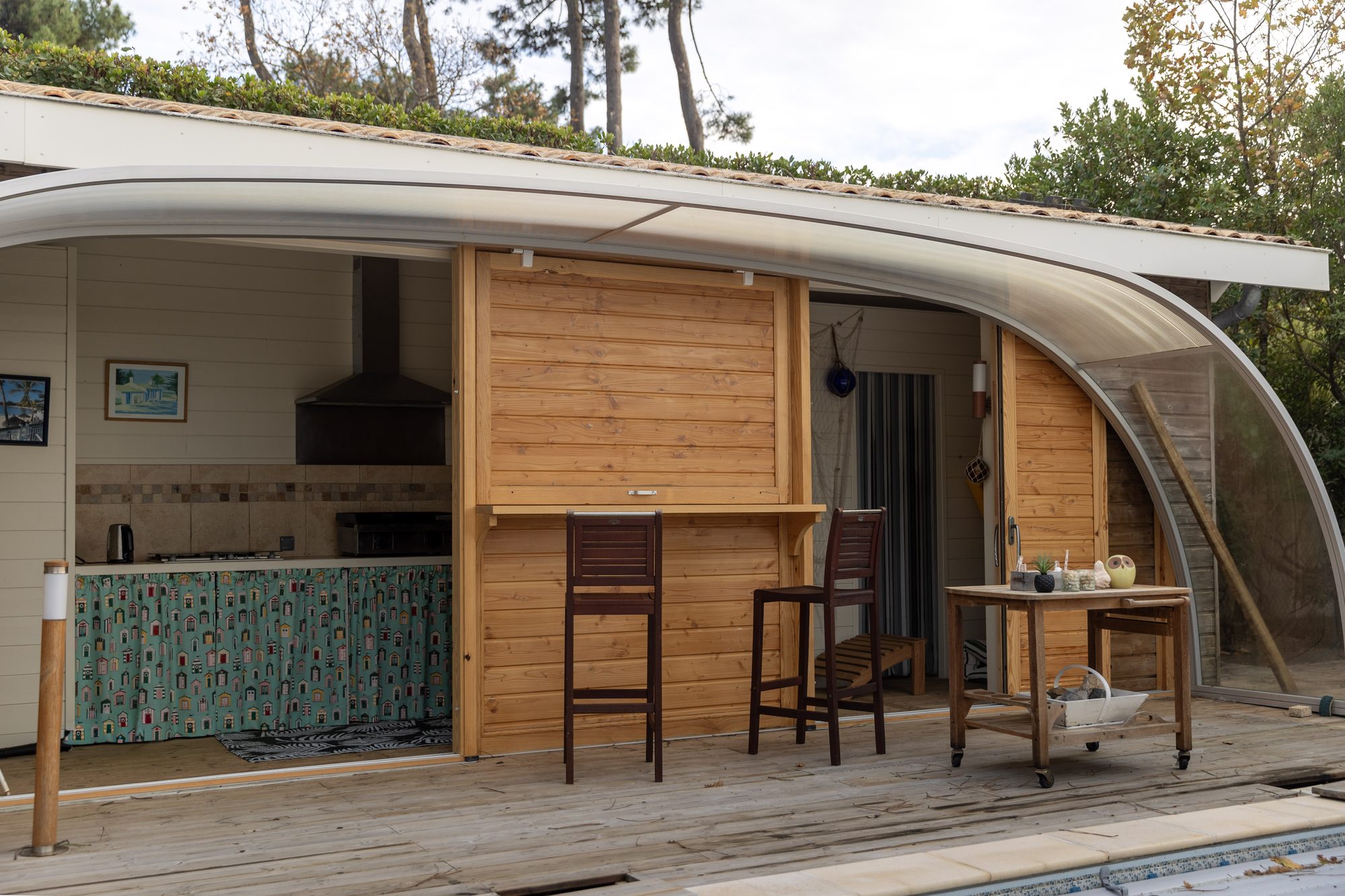 Fabrication et pose d’un double galandage en bois avec bar intégré à Lège-Cap-Ferret