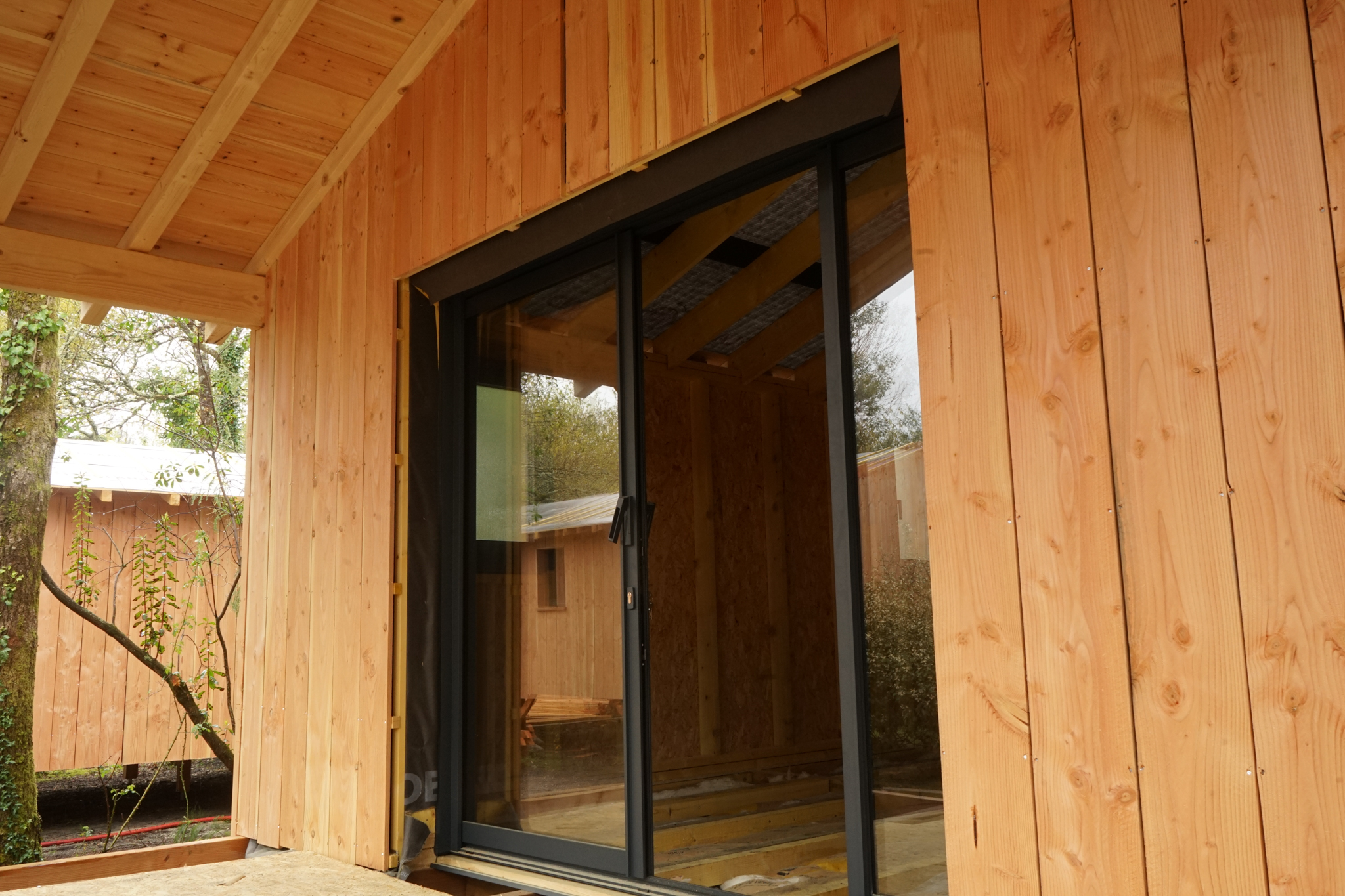 Baie vitrée aluminium sur extension bois