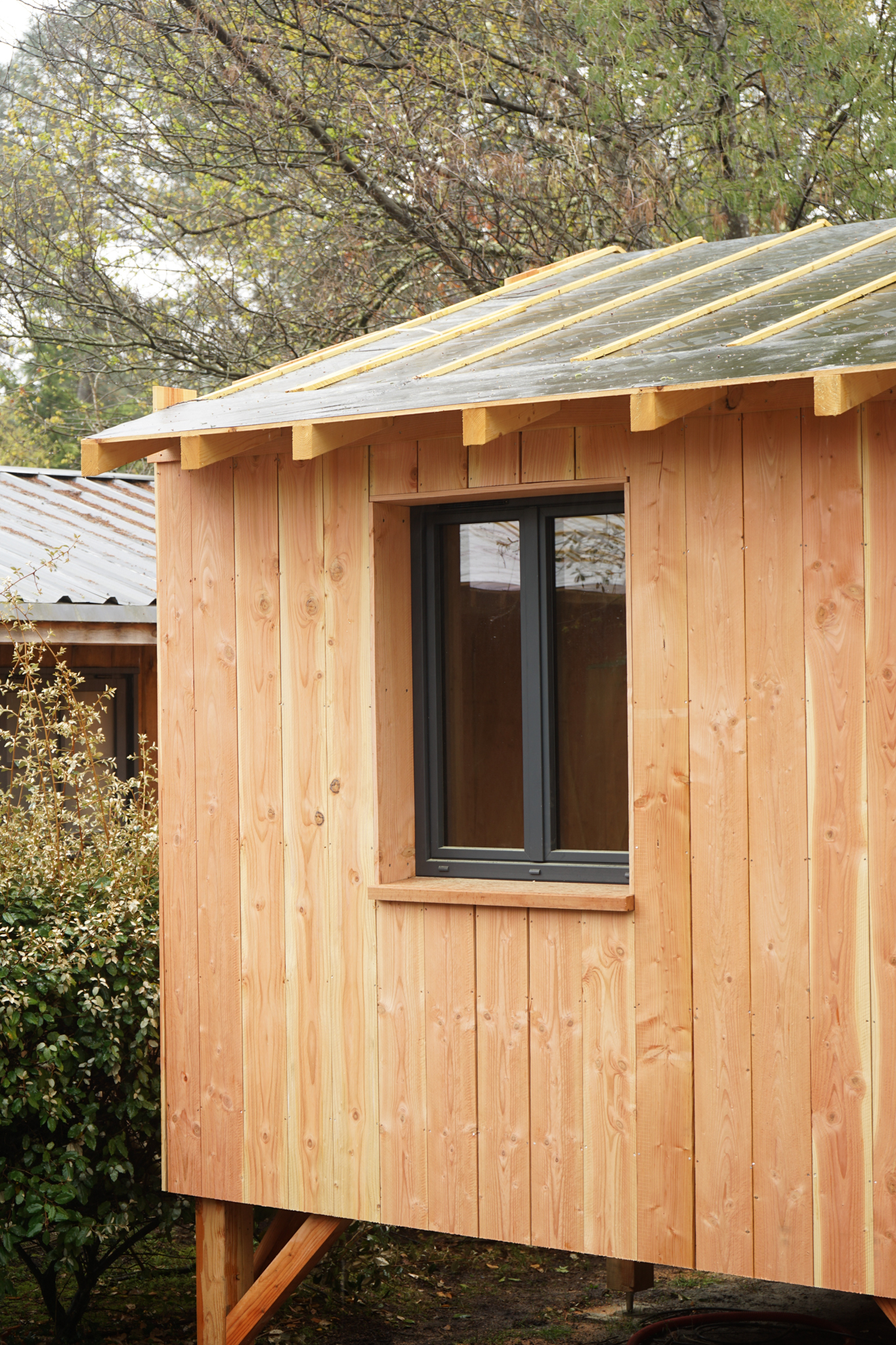 Fenêtre aluminium noir sur bardage bois
