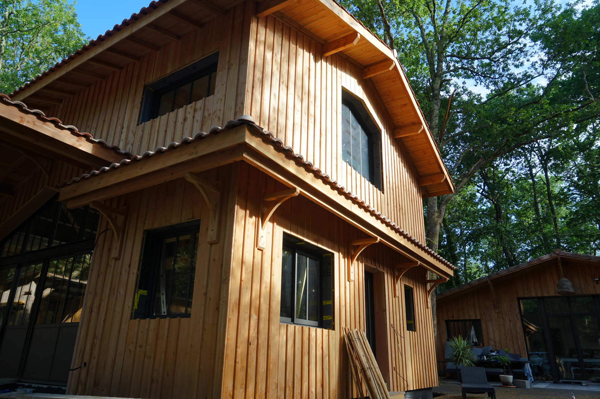 Maison bois avec menuiseries aluminium noires