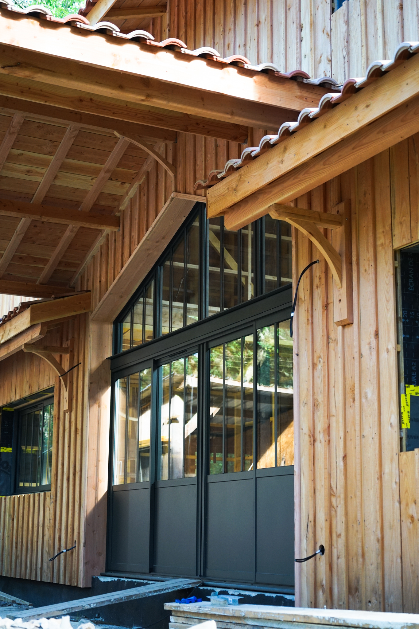 Porte d'atelier vitrée en aluminium